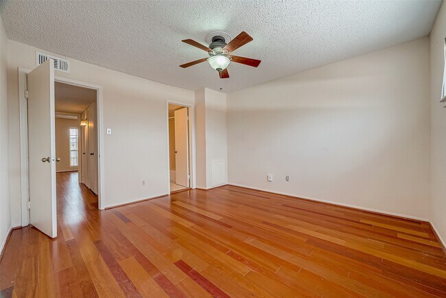 Building Photo - 6410 Del Monte Dr