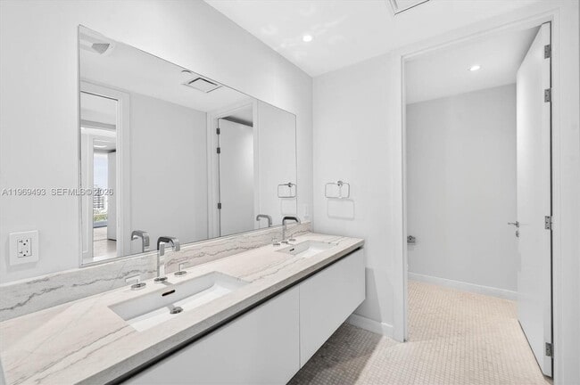 Building Photo - 700 NE 26th Terrace