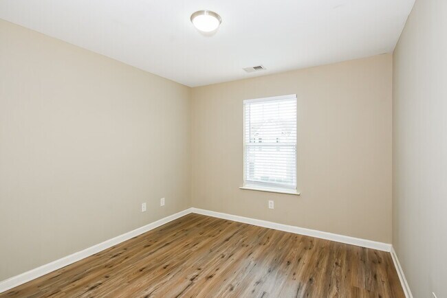 Building Photo - 48 Crescent Chase