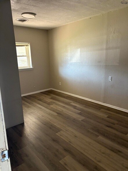 Building Photo - 1811 Deer Park Way