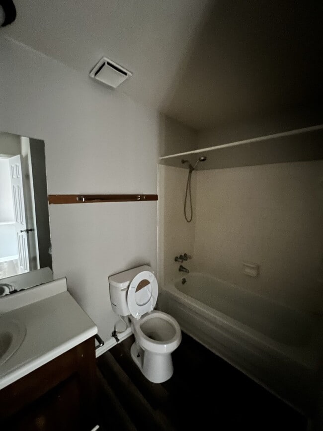 Building Photo - Townhouse For Rent