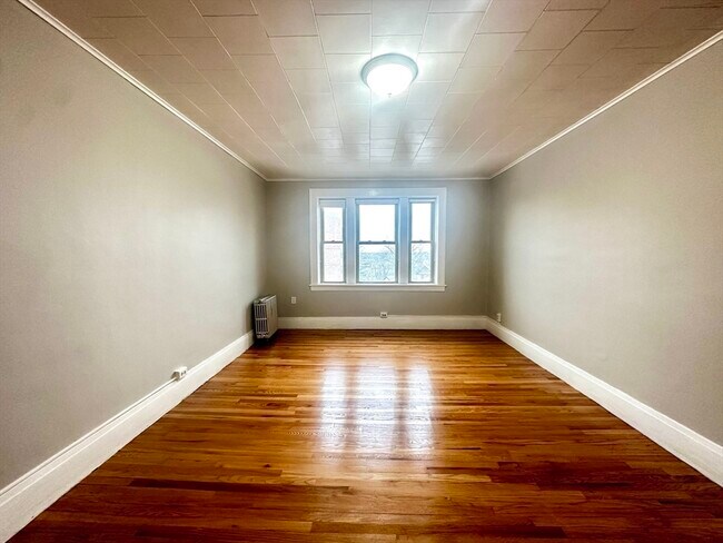 Building Photo - 589 Pleasant St