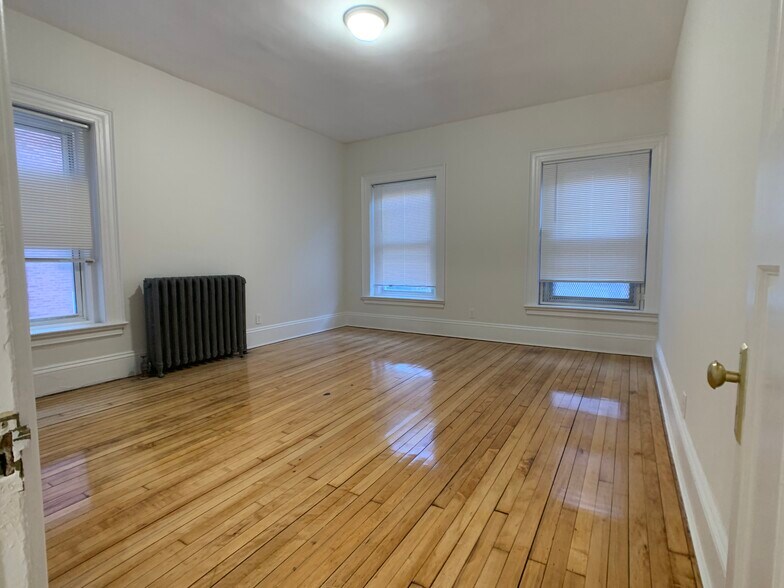 Building Photo - 456 Park Dr