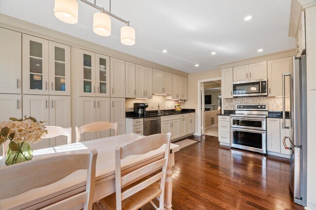 Building Photo - 4 Bedroom, 3.5 Bath Furnished Townhouse Available