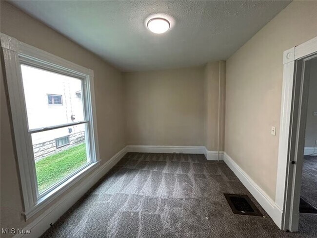 Building Photo - 218 Gates Ave