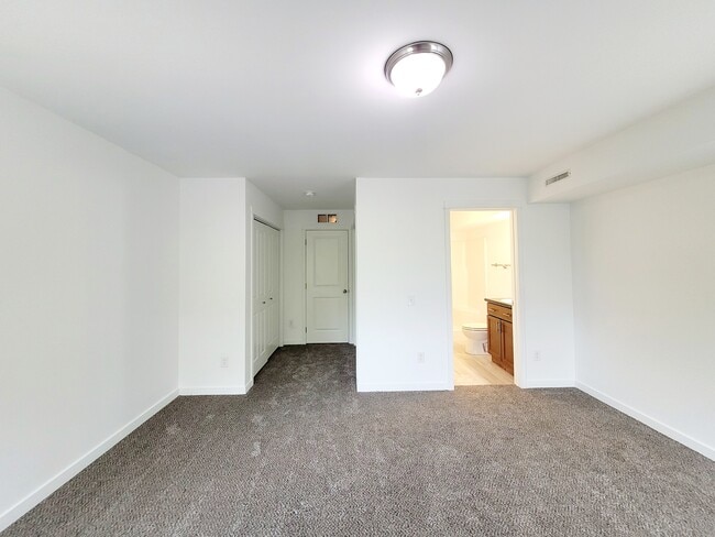 Building Photo - 729 Bates St SE