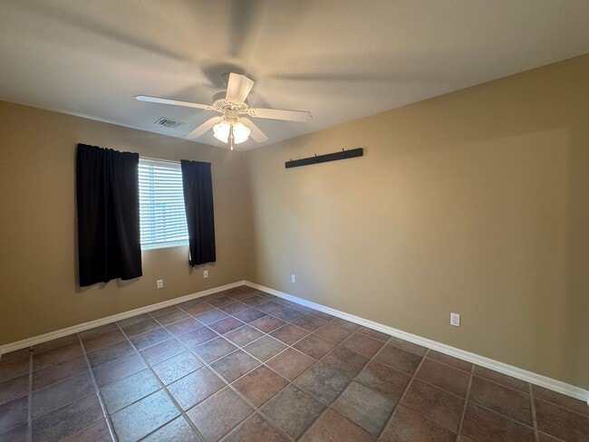 Building Photo - Great spacious home on Huukan Golf Course