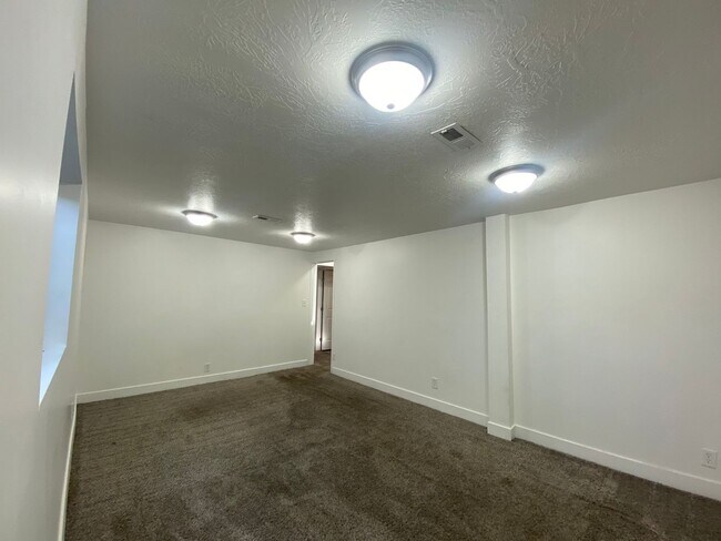 Building Photo - Take a Look at This 4 Bedroom 2 Bathroom Home in West Jordan UT!!