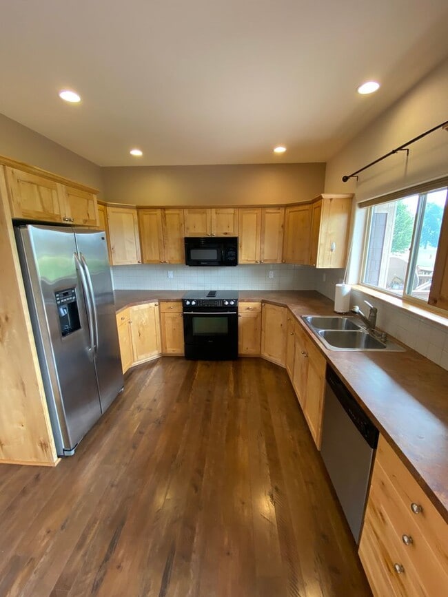 Building Photo - THE VINYARDS AT STONERIDGE (APP#42)