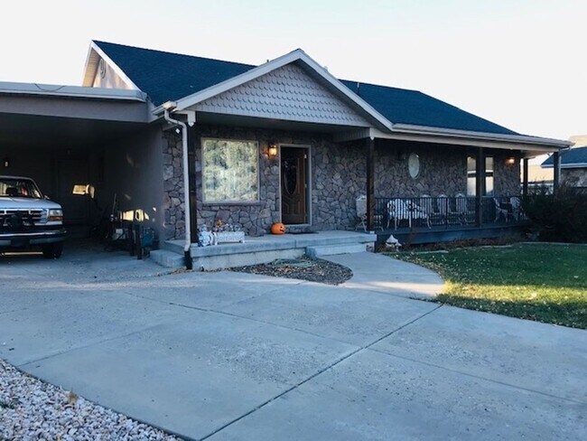 Building Photo - Walk to the lake, Beautiful Huntsville home built in 2007