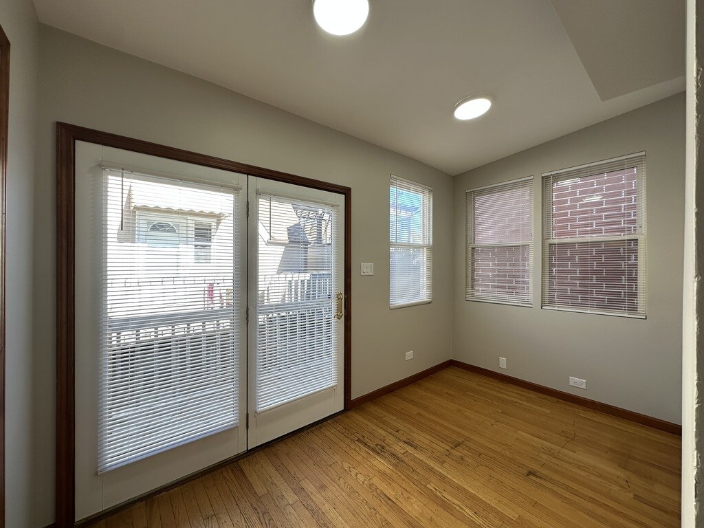 Building Photo - 2220 W Homer St