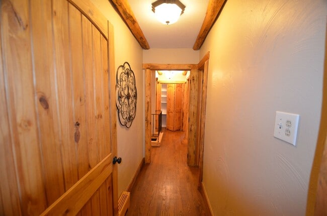 Building Photo - 471 High Point Dr