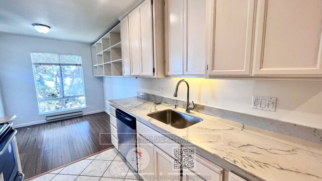 Building Photo - Beautiful large 1 bedroom with Hardwood la...