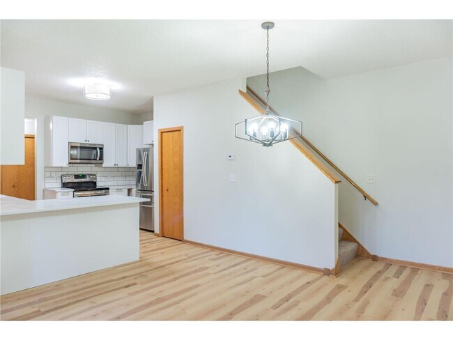 Building Photo - 112X Crystal Pl W