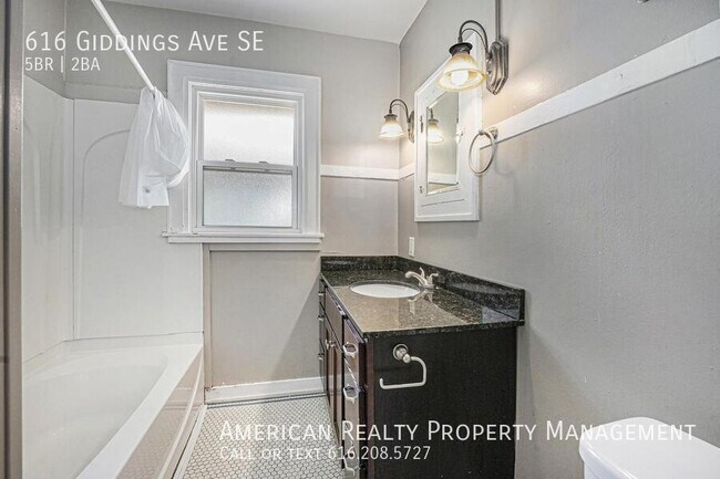 Building Photo - 616 Giddings Ave SE