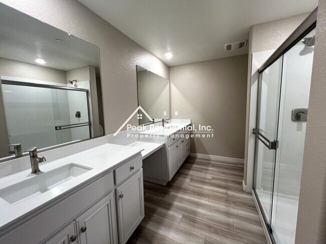 Building Photo - Updated Lincoln 4bd/2.5ba House With 2 Car...