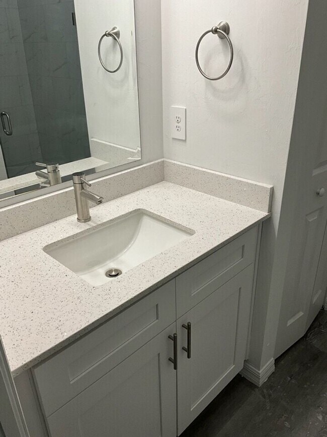 Building Photo - 1306 Saxony Cir