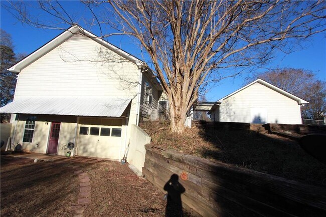 Building Photo - 818 Springlake Rd