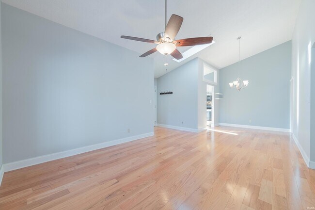 Building Photo - 657 E Heather Dr