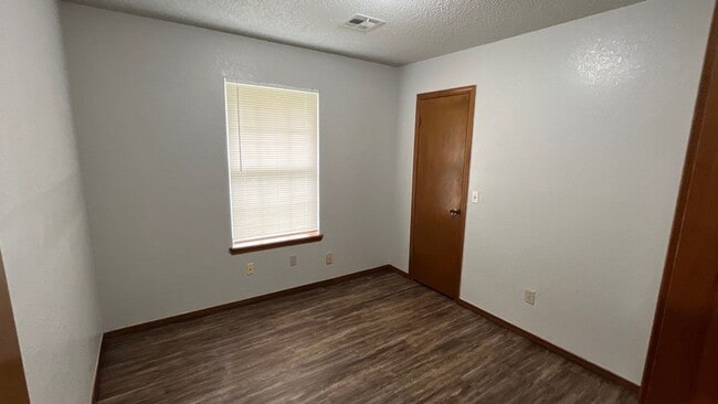 Building Photo - 3 Bed 2 Bath in OKC!