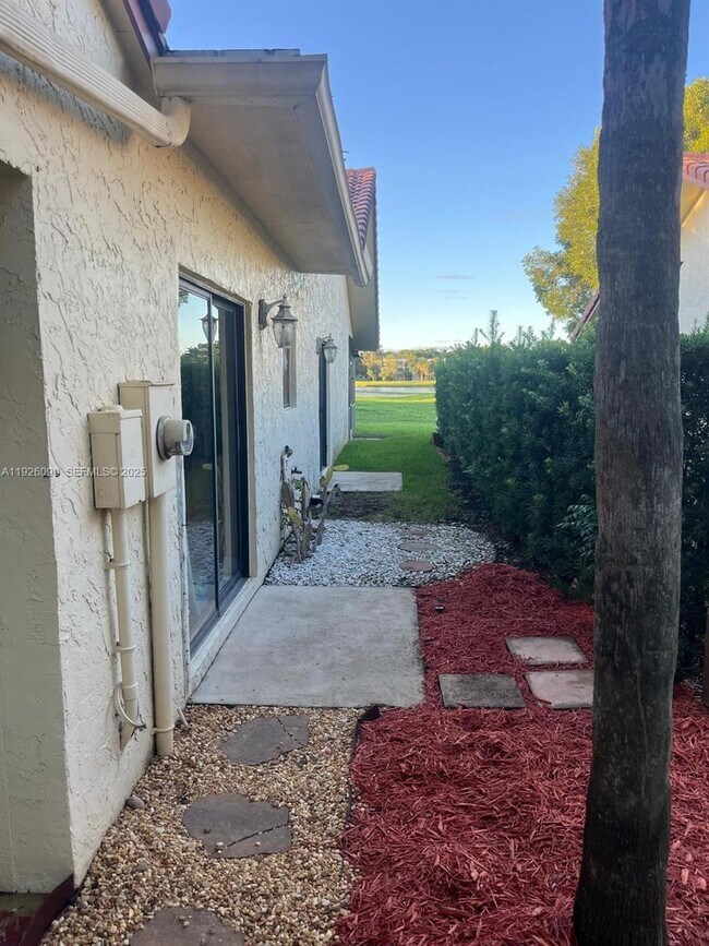 Building Photo - 16233 Laurel Dr