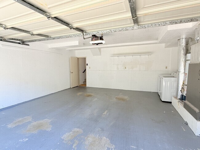 Building Photo - 2561 Navarra Dr
