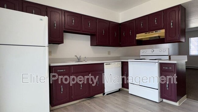 Building Photo - 25 Royal Crest Dr