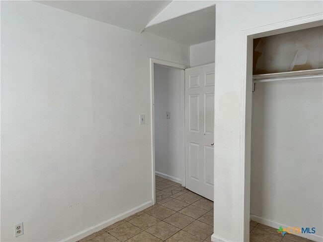 Building Photo - 702 San Antonio Ave