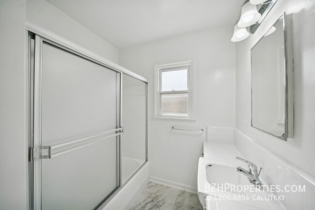 Building Photo - 5329 Vantage Ave