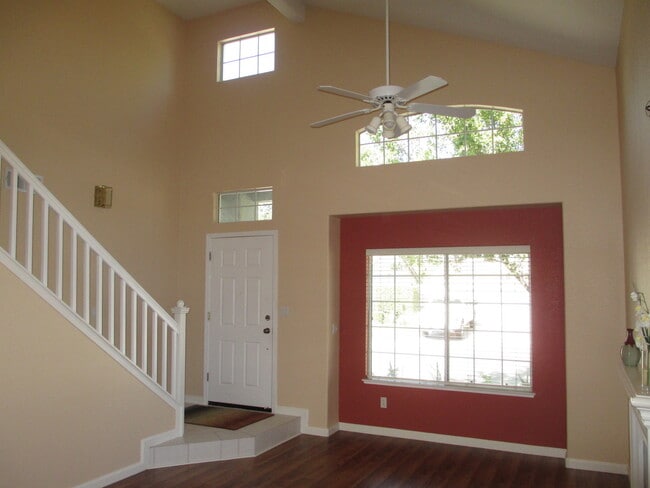 Building Photo - Home on quiet street in Roseville off Foothills Blvd