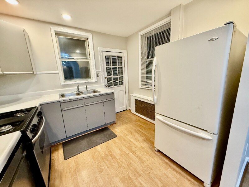 Building Photo - 2628 E Somerset St