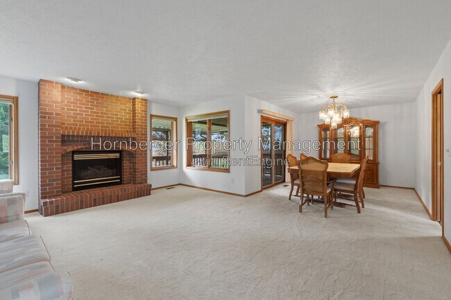 Building Photo - 9811 N Comanche Dr