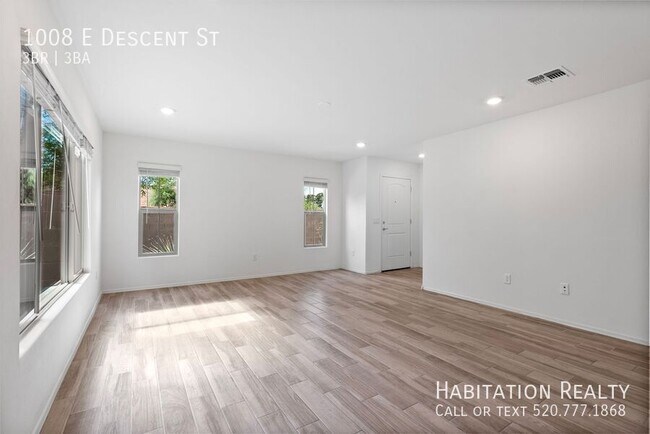 Building Photo - 1008 E Descent St