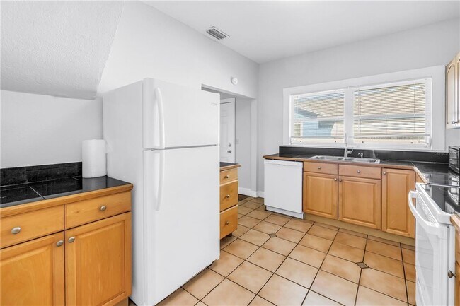 Building Photo - 116 16th Ave SE