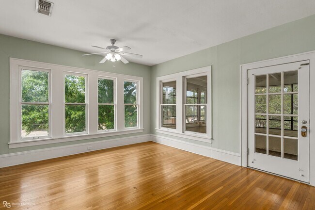 Building Photo - 2 bedroom duplex