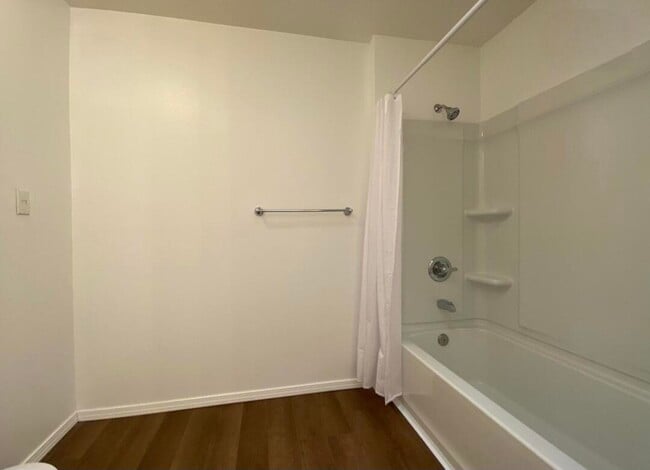 Building Photo - 807 Country Club Dr SE