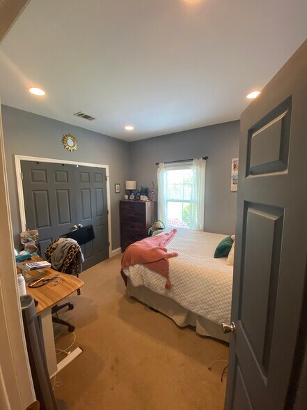 Building Photo - 1215 Pine St