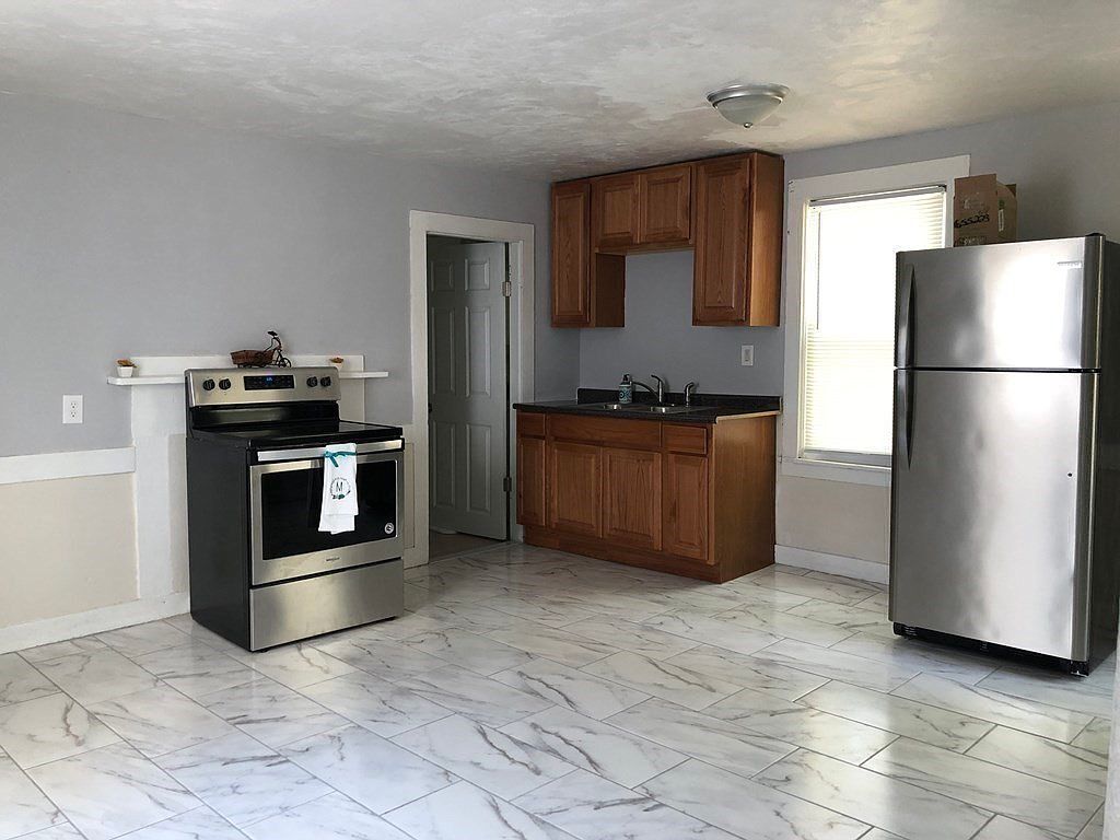 Building Photo - 27 Snell St