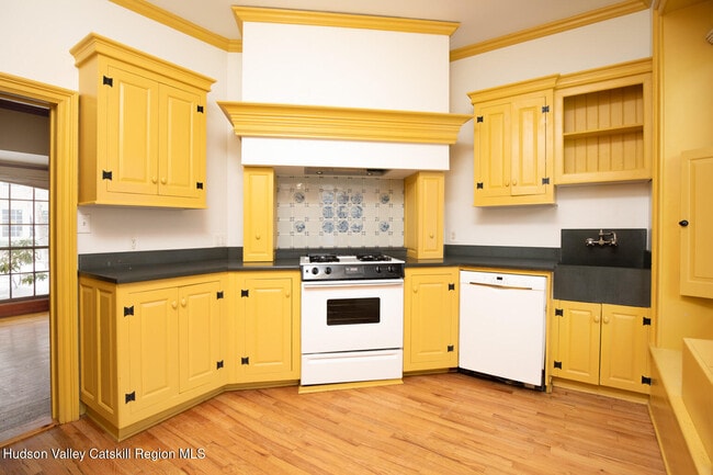 Building Photo - 43 Crown St