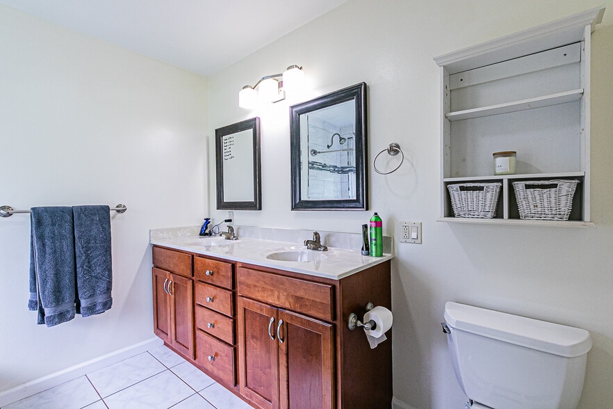 Master Bath dual sinks - 15-1834 13th Ave