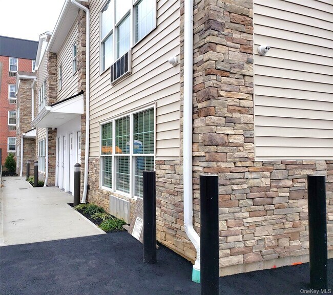 Primary Photo - 71 N Main St