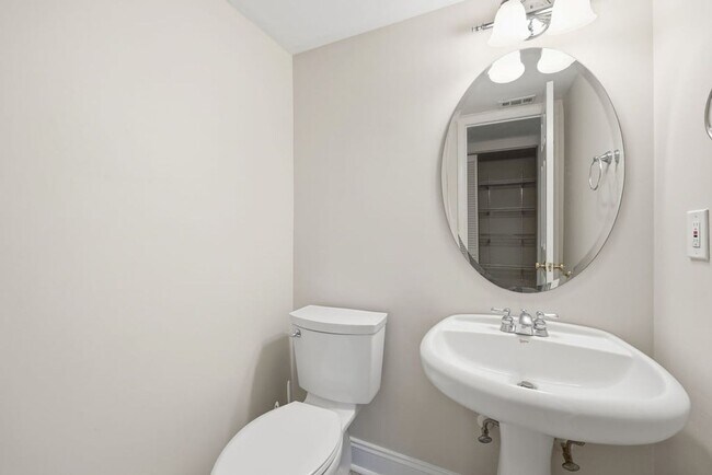 Building Photo - Modern 3BD, 2.5BA North Raleigh Townhome with Upgrades in a Prime Location Near Top Shopping, Din...