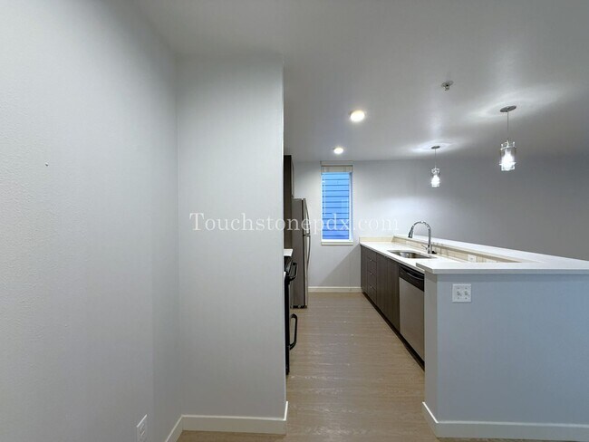 Building Photo - 2nd MONTH RENT FREE!- Contemporary 2 Bedroom, 1.5 Bathroom Apartment, Northeast Portland