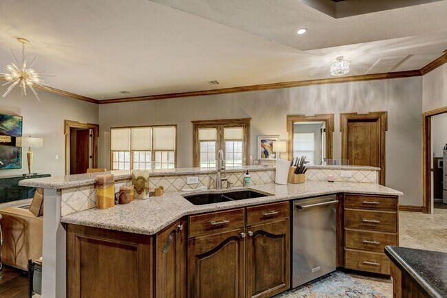 Building Photo - Luxury home in Oak Tree Park with a pool/tennis court/playground/walking trails - Edmond North Hi...