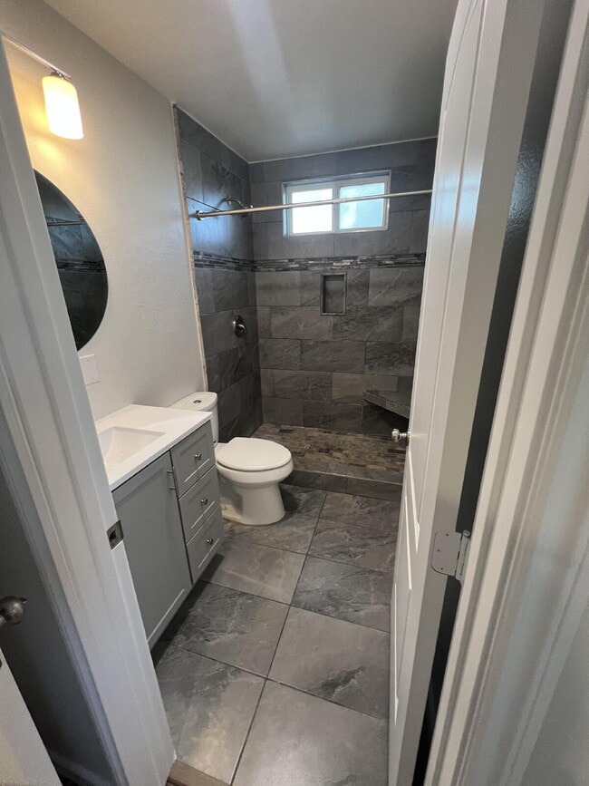 Building Photo - Charming 1-Bedroom Oasis on Highland Drive, Oxnard - Silver Stand