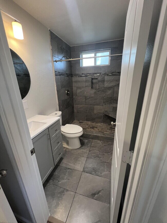 Building Photo - Newly Remodeled, Charming 1-Bedroom Oasis ...