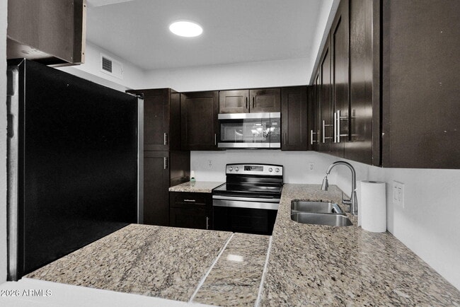 Building Photo - 1808 E Center Ln