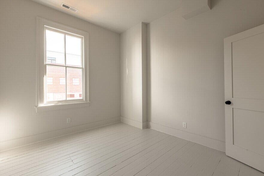 Building Photo - 82 Wentworth St