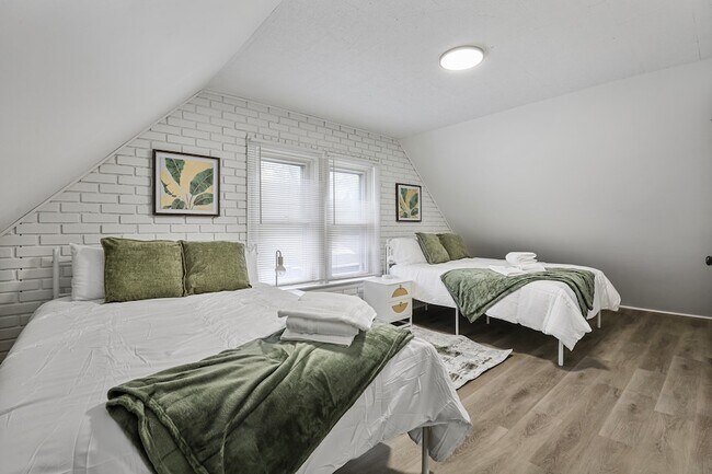 Building Photo - 366 N Hemlock Ave