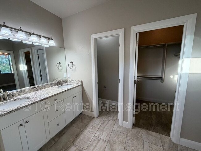 Building Photo - 469 E Barcelona Dr